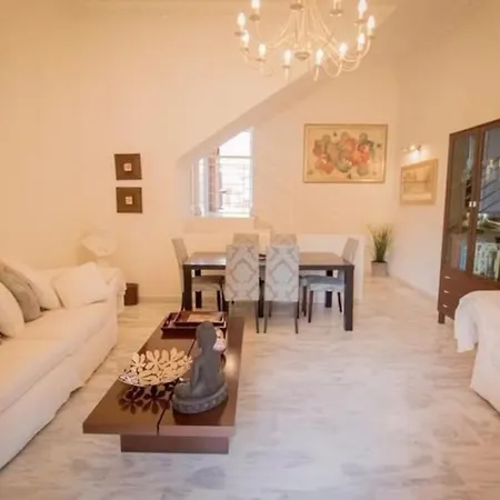 023 Enchanting 4 Bed Traditional Townhouse In Costa *